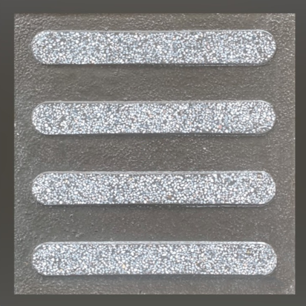Gạch không nung terrazzo 40x40x3 dẫn hướng 4 sọc đen 01