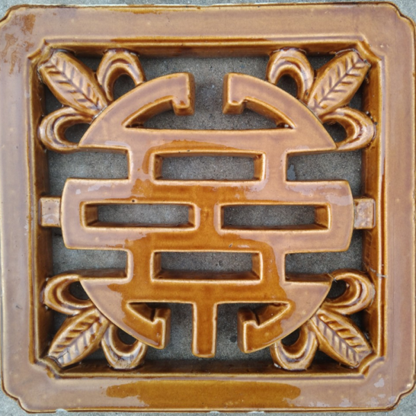 Bông gió gốm 30×30 chữ thọ men vàng 01